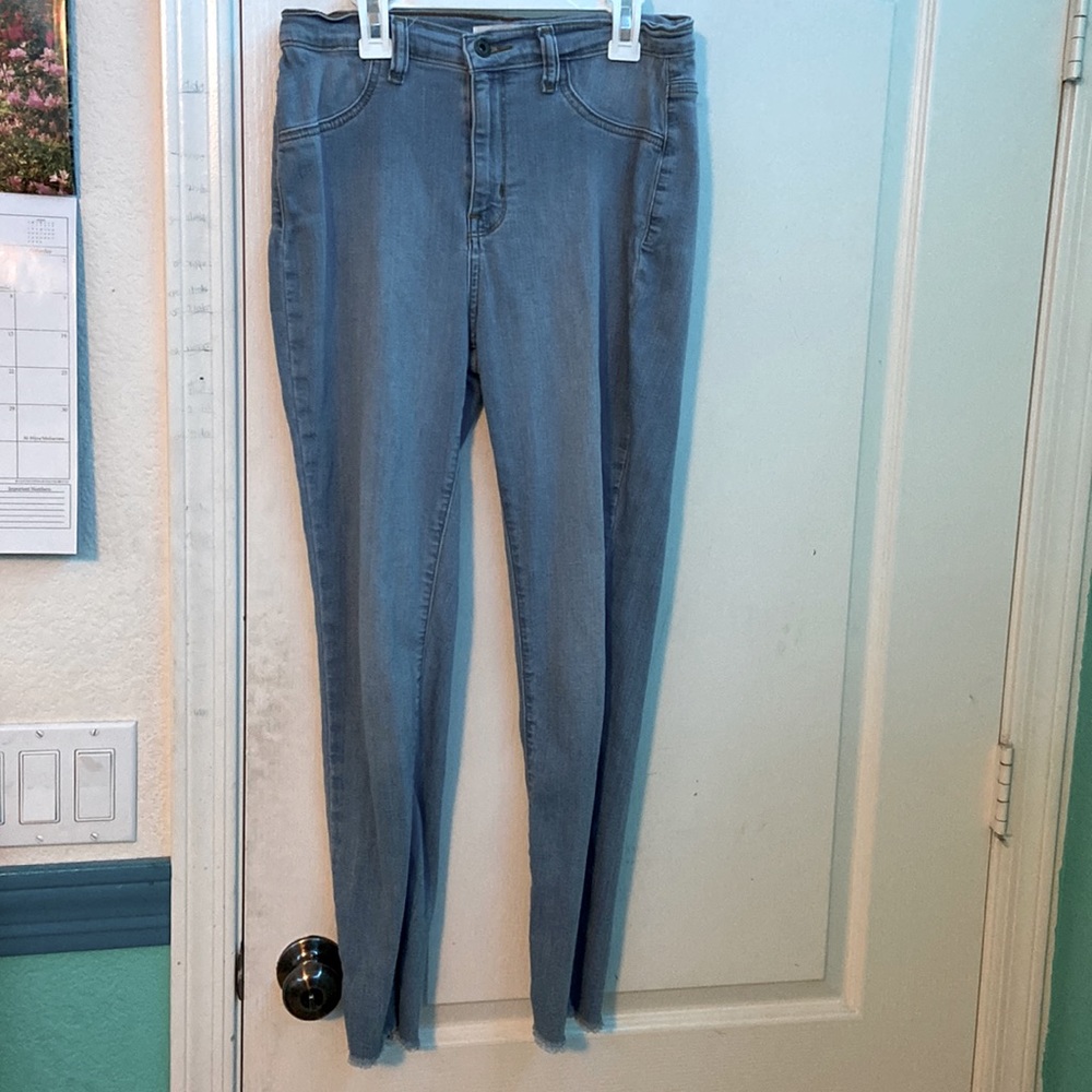 Light wash jeggings.
